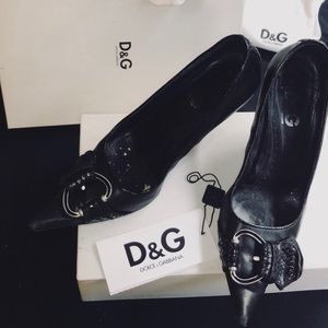 D&G pointy pumps with belt decor
